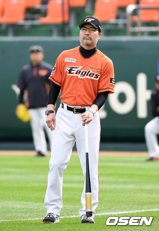 20일 오후 대전 한화생명이글스파크에서 ‘2019 신한은행 마이카 KBO리그’ 한화 이글스와 삼성 라이온즈의 경기가 열릴 예정이다.경기에 앞서 한화 한용덕 감독이 훈련 중인 선수들을 바라보고 있다. /sunday@osen.co.kr