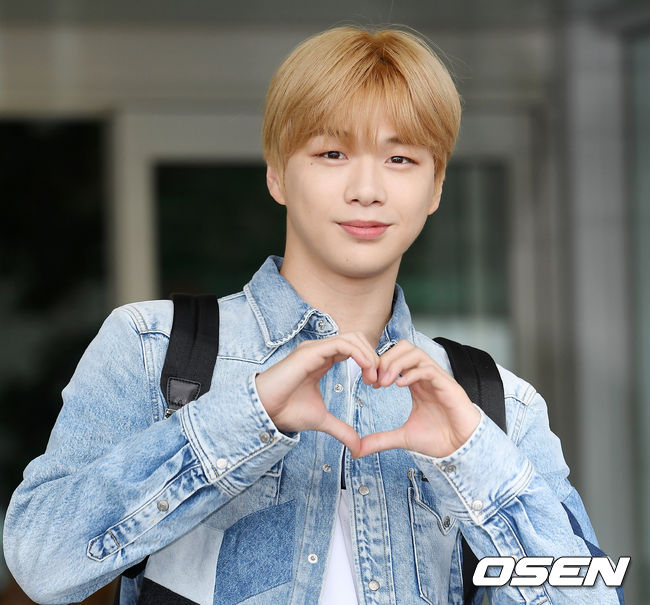 가수 강다니엘이 해외 팬미팅차 6일 오전 인천공항을 통해 방콕으로 출국했다.  강다니엘이 공항 출국장 앞 횡단보도를 건너고 있다. /rumi@osen.co.kr