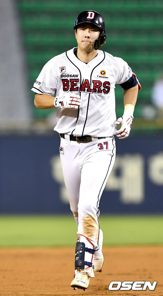 7회말 1사 상황 두산 박건우가  홈런을 치고 여유롭게 홈을 향해 달리고 있다.  /ksl0919@osen.co.kr\