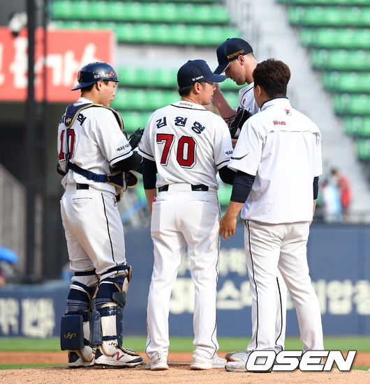 29일 오후 서울 잠실야구장에서 ‘2019년 신한은행 마이카 KBO리그’ 두산 베어스와 롯데 자이언츠의 경기가 열렸다.2회초 2사 1,2루에서 마운드를 방문한 두산 김원형 코치가 후랭코프를 격려하고 있다. /sunday@osen.co.kr