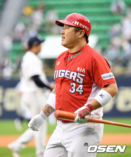 1회초 2사 2루에서 KIA 최형우가 삼진으로 물러나고 있다. /jpnews@osen.co.kr