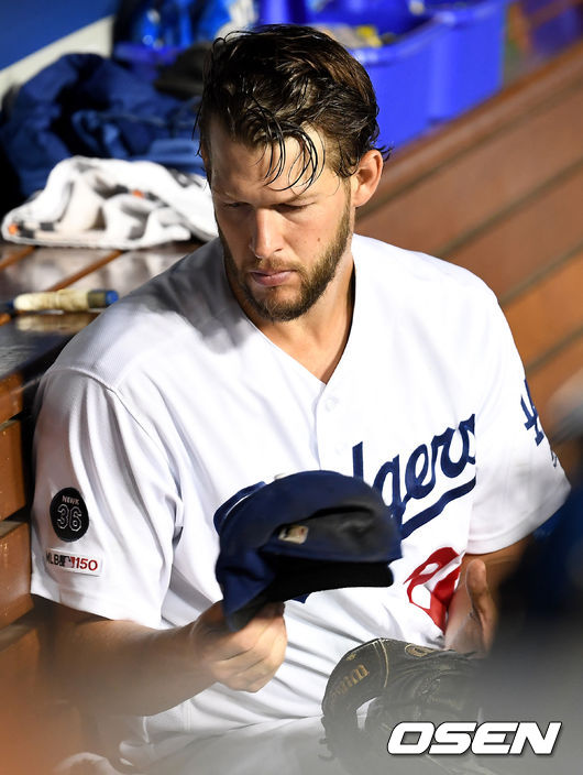 5회초 강판 된 다저스 선발 클레이튼 커쇼가 이닝이 종료 된 뒤 더그아웃을 나서고 있다. /dreamer@osen.co.kr