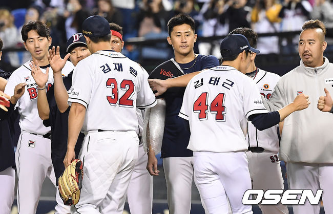 두산은 21일 서울 잠실구장에서 열린 ‘2019 신한은행 MY CAR KBO리그’ KIA 타이거즈와의 팀 간 16차전에서 5-3으로 승리했다. 이날 승리로 4연승을 달린 2위 두산은 시즌 83승(54패) 째를 챙기며 선두 SK(84승 1무 53패)를 1경기 차로 추격했다. KIA는 3연패. 시즌 전적은 59승 2무 79패가 됐다. 승리를 거둔 두산 선수단이 세레머니를 하고 있다. / youngrae@osen.co.kr