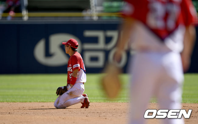 13일 서울 잠실야구장에서 '2019신한은행 MYCAR KBO리그' KIA타이거즈와 두산베어스의 경기가 열렸다.두산의 무사 1루 상황 김재환의 안타를 KIA 수비수가 공을 놓쳐 페르난데스의 2루 진출을 허용했다.KIA의 수비수가 허망하게 앞을 바라보고 있다 ./ksl0919@osen.co.kr