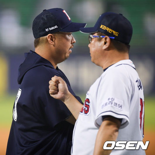 경기종료 후 시즌  7승 성공한 두산 유희관이 김태형 감독과 하이파이브를 하고 있다./  soul1014@osen.co.kr