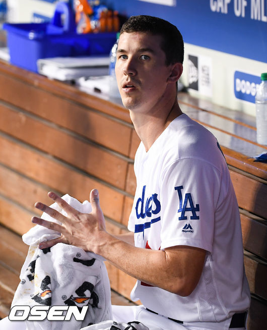 7회초 강판된 다저스 선발투수 뷸러가 벤치에서 경기를 지켜보고 있다. / soul1014@osen.co.kr