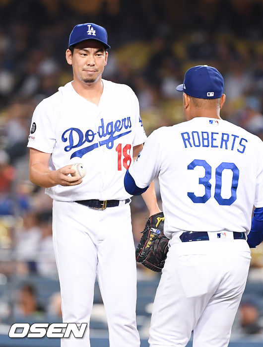 LA 다저스의 가을 준비가 불안하다. 워커 뷸러가 4실점으로 무너지며 불안감을 키우고 있다. 다저스는 22일(이하 한국시간) 미국 캘리포니아주 로스앤젤레스 다저스타디움에서 열린 2019 메이저리그 콜로라도 로키스와 홈경기에서 2-4로 졌다. 시즌 성적 99승56패, 2년만의 100승을 다음 경기로 미뤘다. 9회초 다저스 마에다가 교체되고 있다.  마에다는 이날 등판으로 150이닝을 돌파하며 보너스 25만달러는 추가했다. / soul1014@osen.co.kr