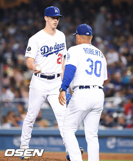 7회초 콜로라도 선두타자 푸엔테스에게 솔로홈런을 허용한 다저스 선발투수 뷸러가 강판되고 있다. 뷸러는 6이닝 4실점 패전투수가 됐다. / soul1014@osen.co.kr