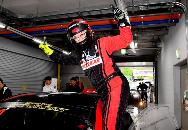 GT300 클래스에서 시즌 3승을 차지하고 기뻐하는 이대준.