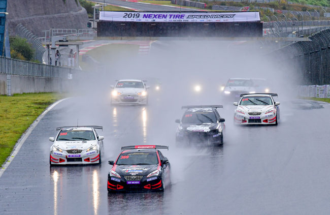 굵은 빗줄기를 뚫고 선두에서 질주하고 있는 이대준의 레이싱카.