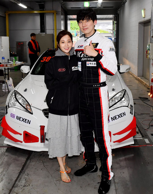 GT 300 클래스 5라운드 3위로 종합포인트 경쟁 2위를 유지한 이승훈과 여자친구.