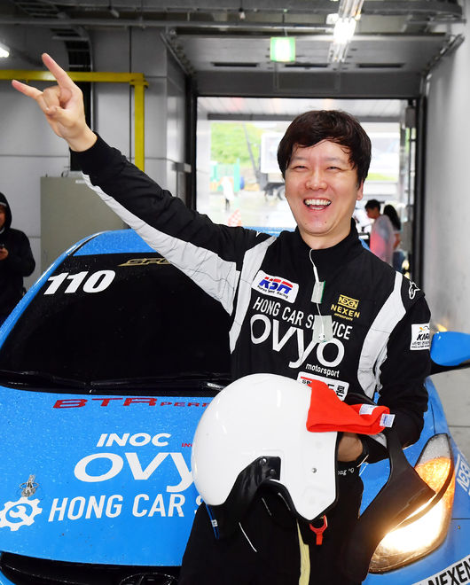 GT-100 클래스에서 준우승한 홍카서비스 소속의 홍창식.