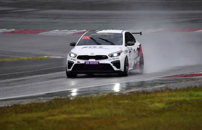 비 내리는 서킷을 질주하고 있는 우승자 손호진의 K3 경주차.