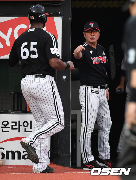 27일 오후 경기도 수원 KT위즈파크에서 ‘2019 신한은행 MY CAR KBO리그’ kt wiz와 LG 트윈스의 경기가 열렸다.3회초 2사 1,3루에서 LG 페게로가 더블스틸에 성공하고 더그아웃에서 류중일 감독의 축하를 받고 있다. /sunday@osen.co.kr