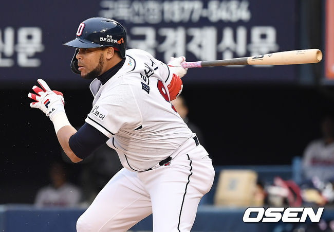 21일 오후 서울 잠실 야구장에서 '2019 신한은행 MY CAR KBO리그' 두산 베어스와 KIA 타이거즈의 경기가 열렸다.1회말 1사 3루 두산 페르난데스가 적시타를 때려내고 있다. / youngrae@osen.co.kr