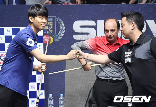 22일 서울 강서구 더 넥센 유니버시티에서 '2019 서울 서바이벌 3쿠션 마스터즈' 준결승전이 진행됐다. 결승전에 오른 김행직, 조재호가 주먹을 맞대고 있다. /youngrae@osen.co.kr