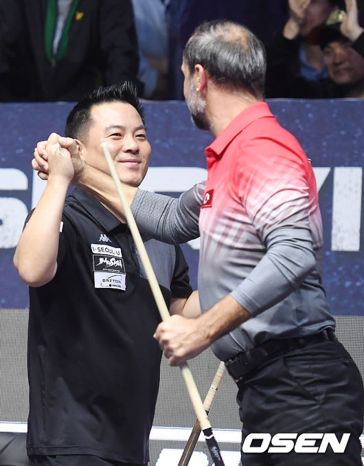 준우승을 거둔 조재호가 우승을 거둔 세미 사이그너와 하이파이브를 하고 있다. /youngrae@osen.co.kr