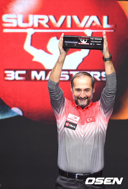 우승을 거둔 세미 사이그너가 우승 트로피를 들어올리고 있다. /youngrae@osen.co.kr