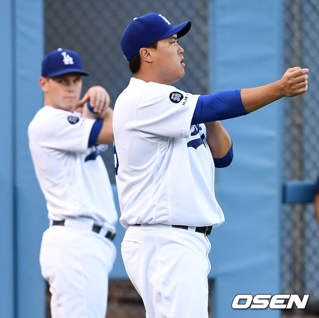 경기 시작을 앞두고 다저스 류현진이 외야에서 몸을 풀고 있다. 함께 준비하는 다저스 포수는 윌 스미스. /dreamer@osen.co.kr