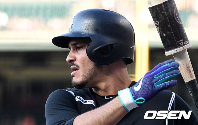 1회말 콜로라도 아레나도가 대기타석에서 준비를 하고 있다. /jpnews@osen.co.kr