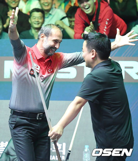 우승을 거둔 세미 사이그너가 준우승을 거둔 조재호와 포옹을 하고 있다. /youngrae@osen.co.kr