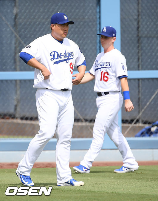 경기에 앞서 류현진과 스미스가 함께 스트레칭을 하고 있다. / soul1014@osen.co.kr