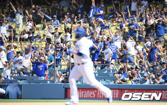 5회말 선두타자로 나선 류현진이 동점 솔로 홈런을 치고 있다. / soul1014@osen.co.kr
