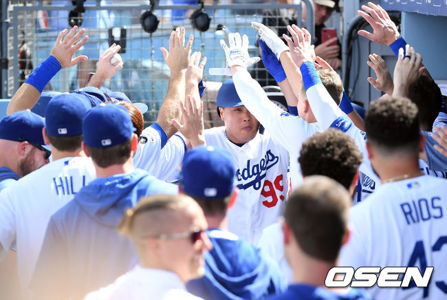 5회말 선두타자로 나선 류현진이 동점 솔로 홈런을 치고 있다. / soul1014@osen.co.kr