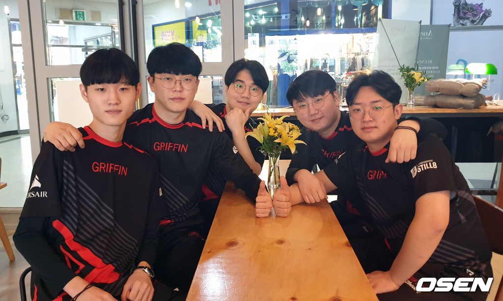그리핀 블랙 선수들. 왼쪽부터 '피키' 우형섭, '투탭' 유재원, '오정제' 오정제, '레이지' 이효범, '투하트' 신혁준.