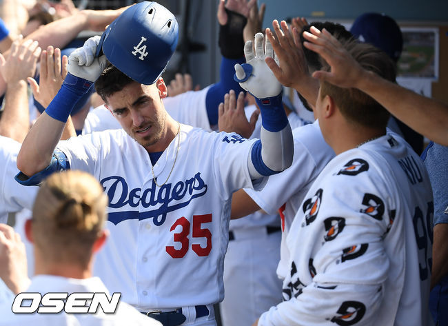 5회말 무사 만루 벨린저가 만루홈런을 날린뒤 류현진과 하이파이브를 하고 있다. / soul1014@osen.co.kr