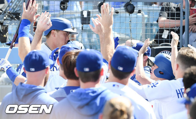 5회말 선두타자로 나선 류현진이 동점 솔로 홈런을 치고 동료들의 축하를 받고 있다.  / soul1014@osen.co.kr
