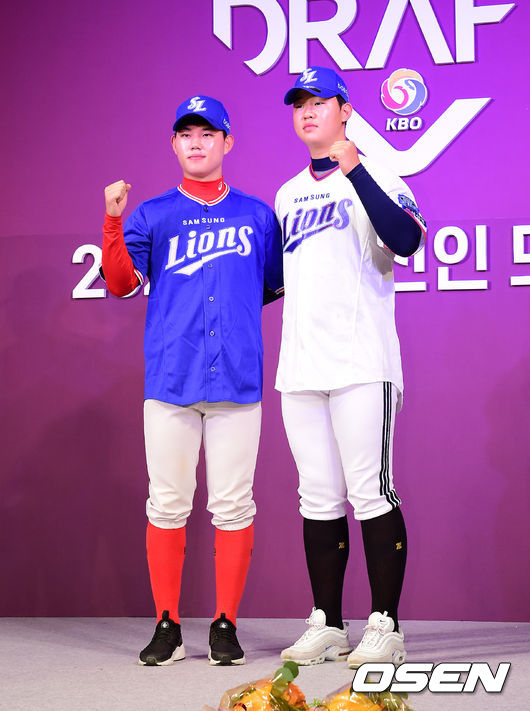 2020 KBO 신인 드래프트가 26일 오후 서울 웨스틴조선호텔 그랜드볼룸에서 열렸다.KBO 신인 드래프트는 1라운드부터 10라운드까지 진행되며 지명 순서는 2018년 팀순위의 역순인 NC-KT-LG-롯데-삼성-KIA-키움-한화-두산-SK 순으로 진행됐다. 삼성 라이온즈에 지명된 선수들이 포토타임을 하고 있다. /jpnews@osen.co.kr