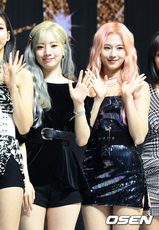 트와이스 다현, 사나가 포토타임을 하고 있다. /jpnews@osen.co.kr