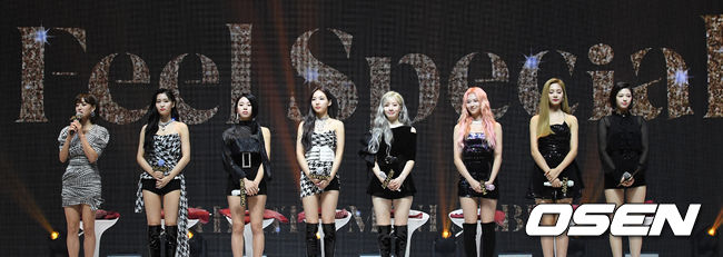 트와이가 쇼케이스를 마치고 인사를 하고 있다. /jpnews@osen.co.kr