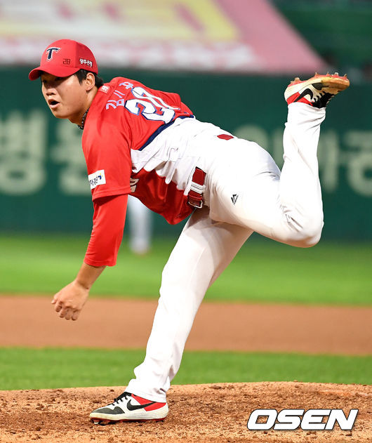 4회말 마운드에 오른 KIA 투수 김기훈이 힘차게 공을 뿌리고 있다. /dreamer@osen.co.kr