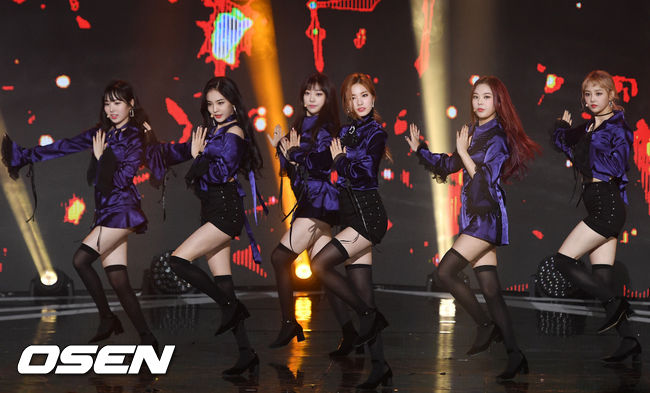 28일 오후 서울 마포구 상암동 SBS 프리즘타워에서 진행된 SBS MTV '더 쇼' 생방송서 소나무가 화려한 무대를 선보이고 있다. / rumi@osen.co.kr