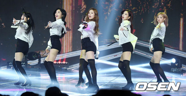 걸그룹 소나무가 무대를 선보이고 있다. OSEN DB.