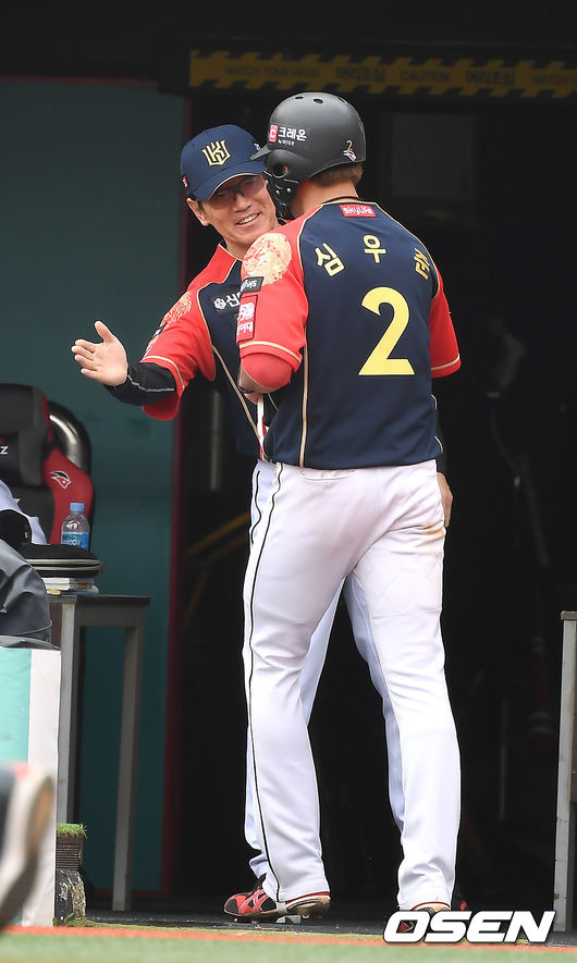 8일 오후 수원 KT위즈파크에서 '2019 신한은행 MY CAR KBO리그' KT위즈와 SK 와이번스의 경기가 열렸다.3회말 1사 1,2루 KT 이강철 감독이 강백호의 적시타로 득점을 올린 뒤 심우준과 기뻐하고 있다. / youngrae@osen.co.kr