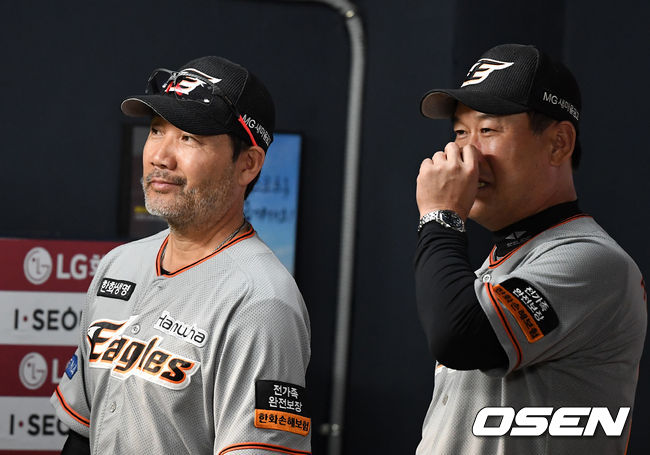 3회초 무사 1,2루에서 한화 정근우의 우전 적시타에 김태균이 홈을 밟자 한용덕 감독과 장종훈 코치가 미소짓고 있다. /jpnews@osen.co.kr