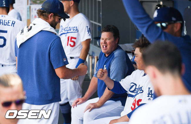 7회말 이닝종료 후 교체된 류현진이 커쇼와 하이파이브를 하고 있다. 류현진은 이날 7이닝 3실점으로 승리투수 조건을 갖췄다. / soul1014@osen.co.kr