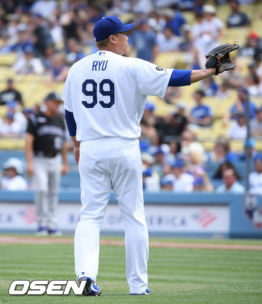 1회초 1사 류현진이 콜로라도 햄슨에게 선취 솔로홈런을 허용한뒤 아쉬워하고 있다. / soul1014@osen.co.kr