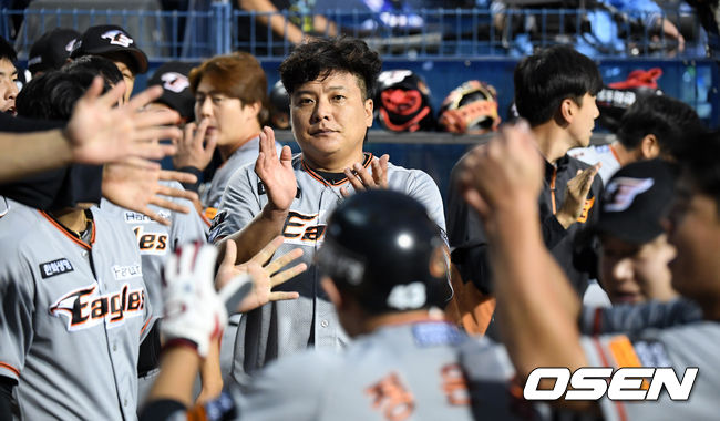 1회초 1사 1,2루에서 한화 김태균이 이성열의 선제 1타점 우전 적시타에 홈을 밟은 정은원과 하이파이브를 하고 있다. /jpnews@osen.co.kr