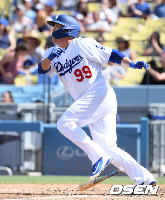 23일(이하 한국시간) 미국 캘리포니아주 로스앤젤레스 다저스타디움에서 2019 메이저리그 LA 다저스와 콜로라도 로키스의 경기가 진행됐다.류현진은 최근 5경기에서 승리 없이 3패만 안은 가운데 5전6기로 시즌 13승에 도전한다. 5회말 선두타자로 나선 류현진이 동점 솔로 홈런을 치고 있다. / soul1014@osen.co.kr