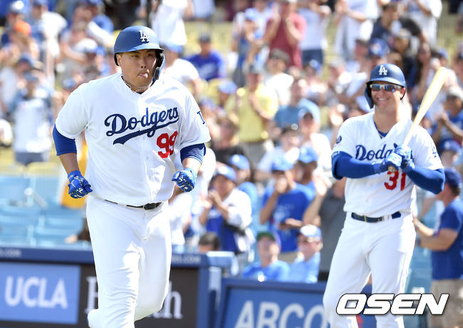 23일(이하 한국시간) 미국 캘리포니아주 로스앤젤레스 다저스타디움에서 2019 메이저리그 LA 다저스와 콜로라도 로키스의 경기가 진행됐다.류현진은 최근 5경기에서 승리 없이 3패만 안은 가운데 5전6기로 시즌 13승에 도전한다. 5회말 선두타자로 나선 류현진이 동점 솔로 홈런을 치고 홈을 밟고 있다. / soul1014@osen.co.kr