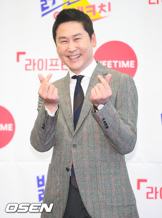 7일 오후 서울 상암동 스탠포드호텔에서 진행된 드라마맥스 라이프타임 채널 ‘밝히는 연애코치’ 제작발표회에서 신동엽이 포즈를 취하고 있다. / soul1014@osen.co.kr