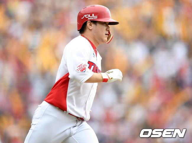 KIA 김선빈이 2타점 적시타를 치고 그라운드를 달리고 있다. /sunday@osen.co.kr