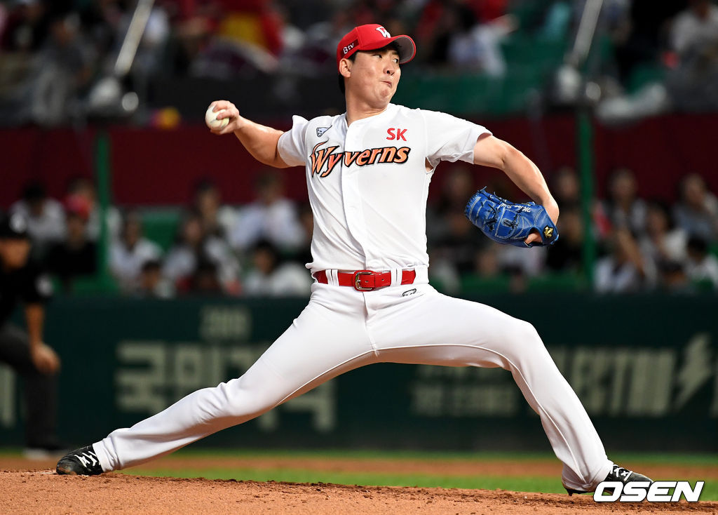SK 선발 문승원이 힘차게 공을 뿌리고 있다. /dreamer@osen.co.kr