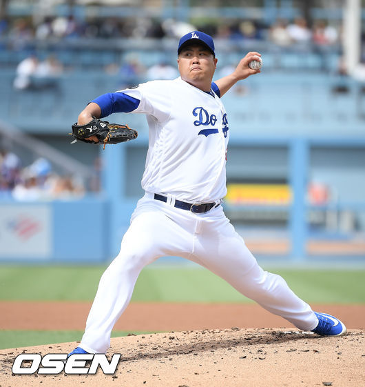 23일(이하 한국시간) 미국 캘리포니아주 로스앤젤레스 다저스타디움에서 2019 메이저리그 LA 다저스와 콜로라도 로키스의 경기가 진행됐다.류현진은 최근 5경기에서 승리 없이 3패만 안은 가운데 5전6기로 시즌 13승에 도전한다. 3회초 류현진이 역투하고 있다. / soul1014@osen.co.kr