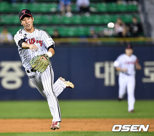 2회초 2사 1루 상황 삼성 김성훈의 내야 안타 때 LG 유격수 구본혁이 타구를 잡아 1루로 송구하고 있다. 타자 주자 1루 세이프. /dreamer@osen.co.kr