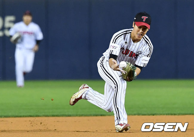 1회초 2사 주자없는 상황 삼성 구자욱의 내야 땅볼 때 LG 유격수 구본혁이 실책을 범하고 있다. /dreamer@osen.co.kr